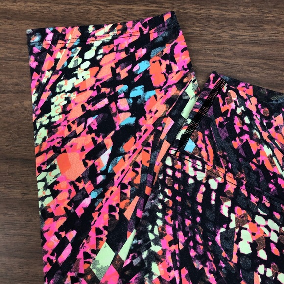 DonnaJo Capri Leggings NWOT Colorful and Comfy - Picture 3 of 5